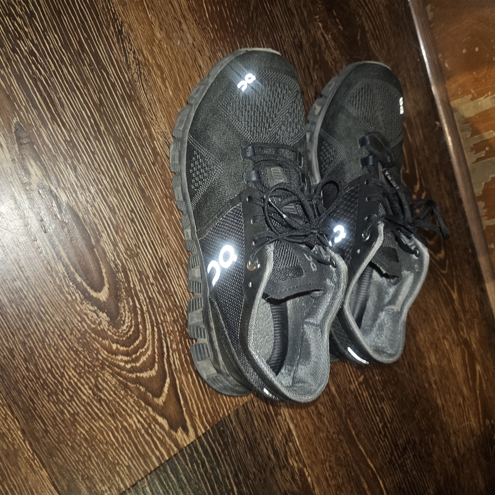 On cloud size 9 black